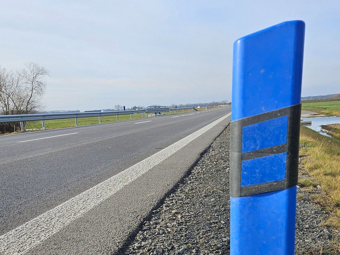 Ak uvidíte pri ceste modrý stĺpik, spomaľte: Väčšina slovenských vodičov vôbec netuší, aké nebezpečenstvo signalizujú