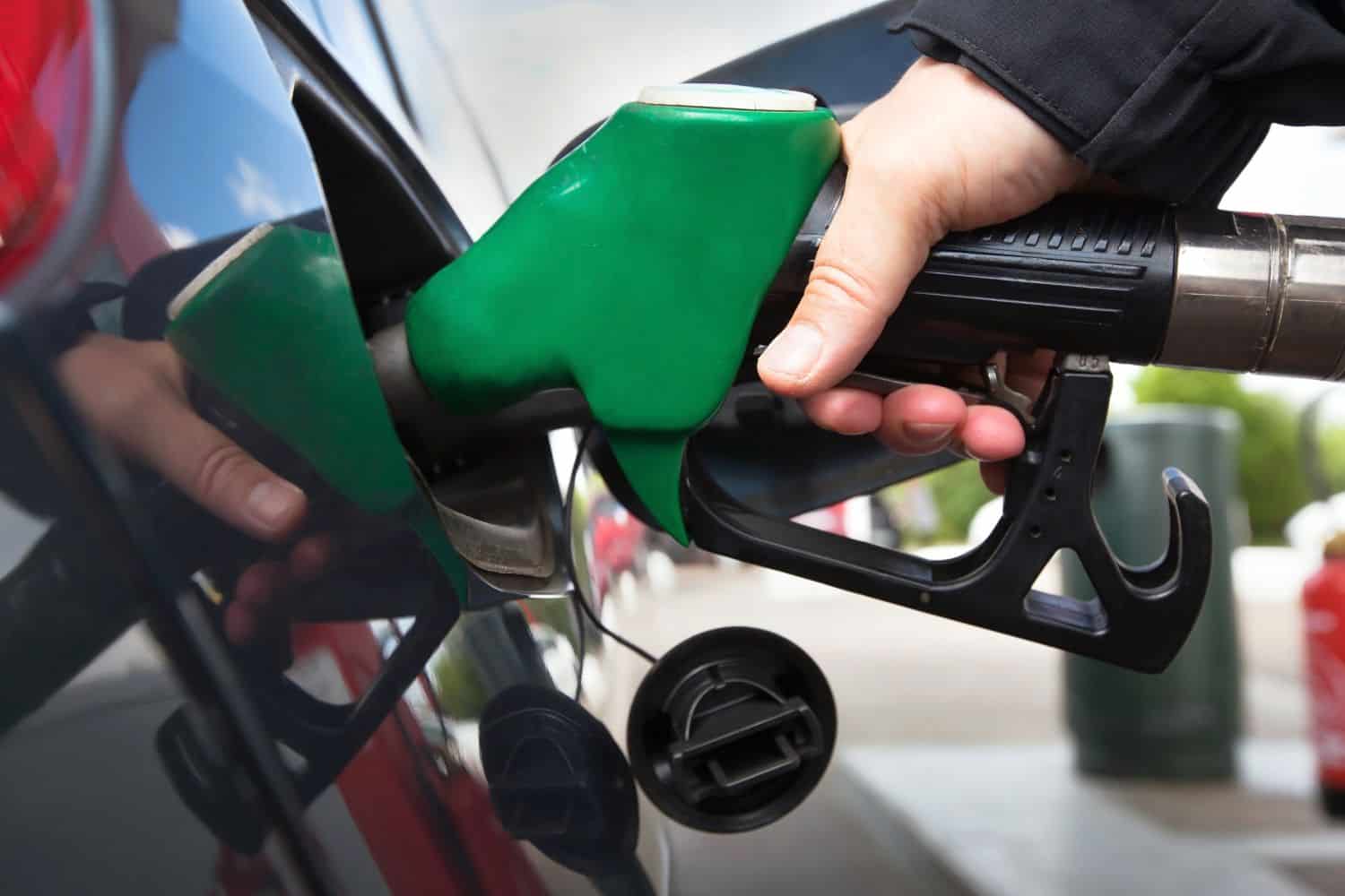 Motoristi jasajú: Ceny palív pôjdu rekordne nadol, také lacné leto ešte nebolo (prehľad cien)