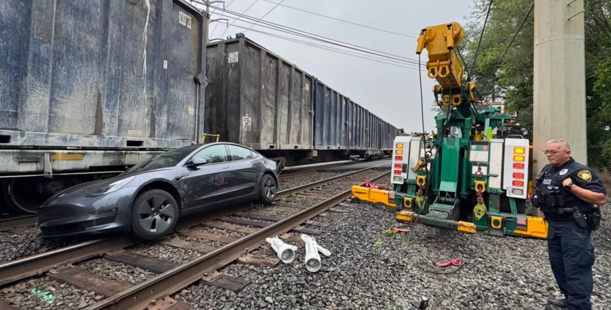 Autopilot Tesly má problém: Elektromobil zastal na koľajach, chvíľu nato prišiel vlak (FOTO)