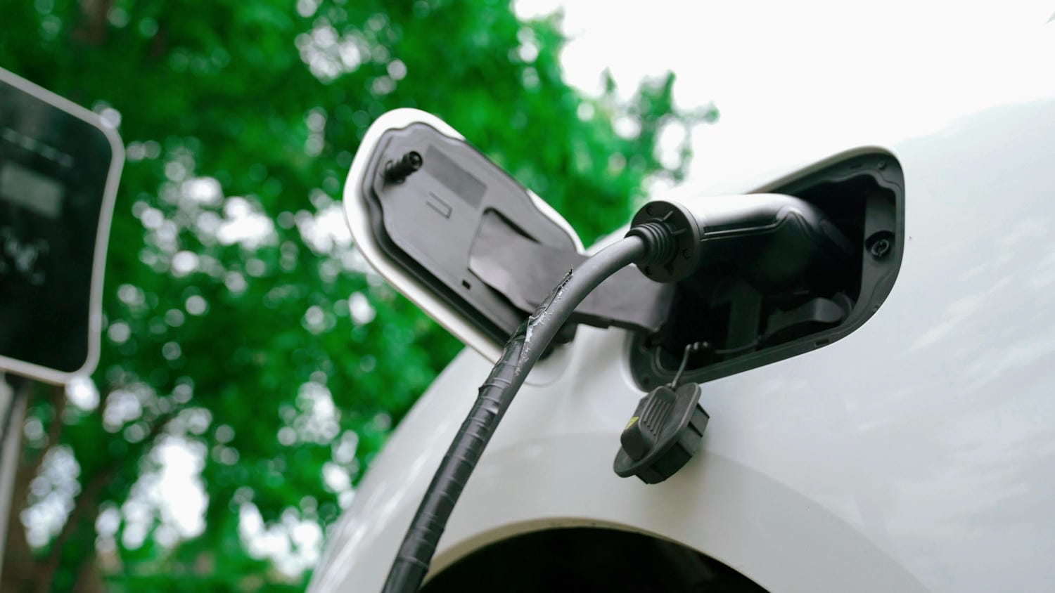 Elektromobily lámu rekordy: Čísla z roku 2025 ukazujú, že koniec spaľovacích motorov je bližšie, než sme si mysleli