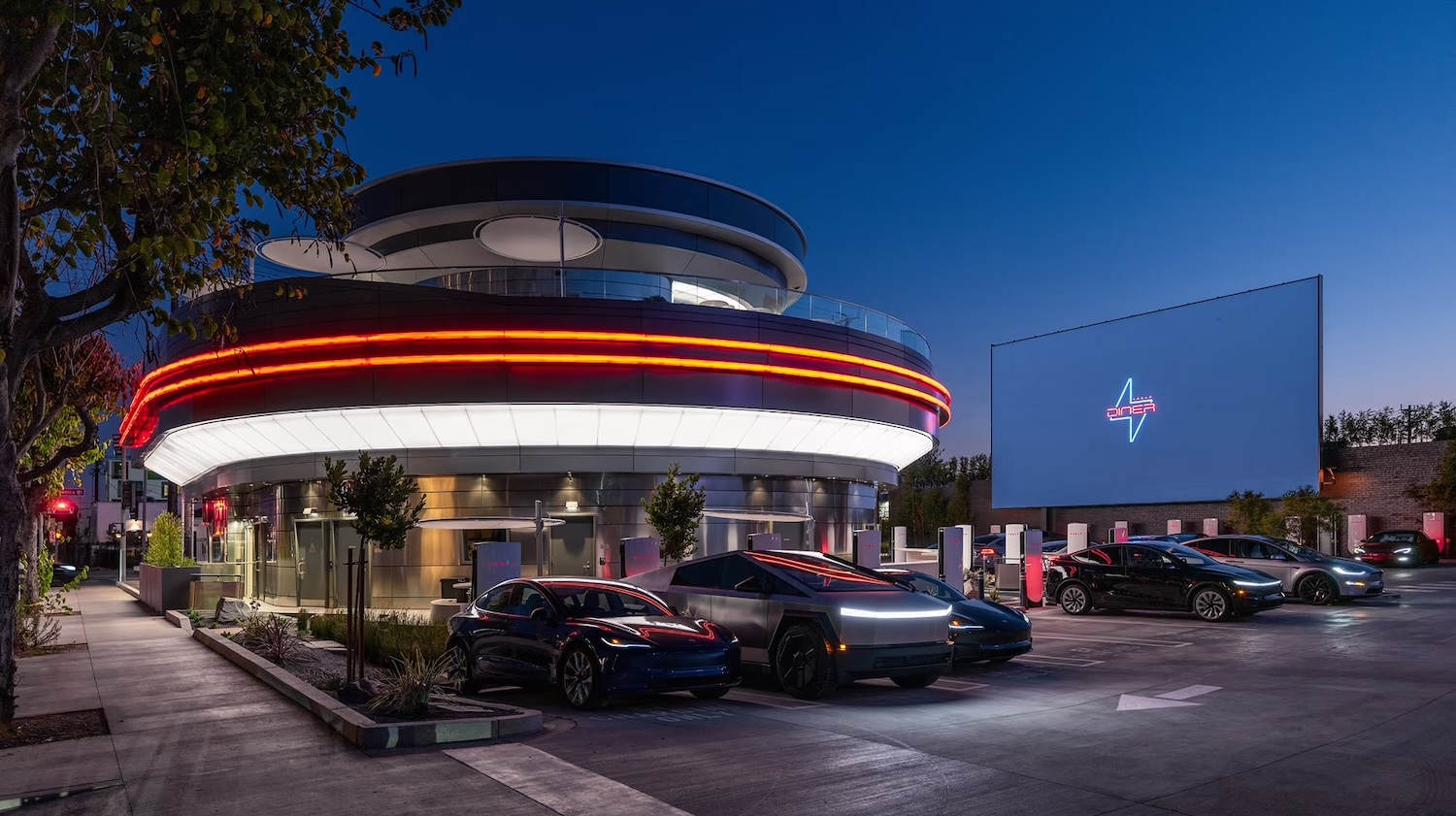 Elon Musk spúšťa revolúciu: Tesla Diner mení nabíjanie na gastronomický zážitok! Za burger zaplatíte 11 €