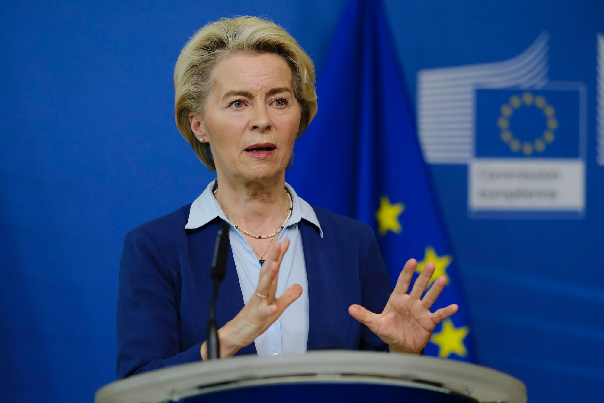 Škandál v eurokomisii: Šéfka lieta za peniaze občanov a káže o ochrane klímy, verejnosť žiada vysvetlenie