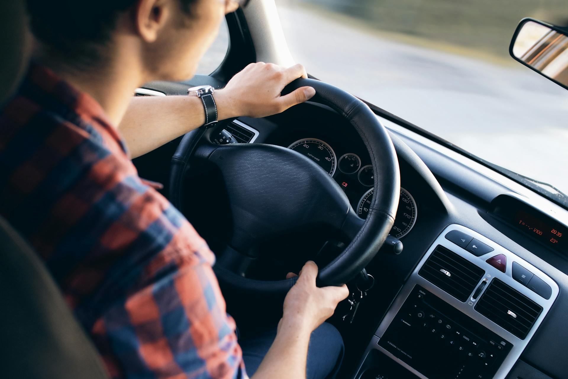 Svetová senzácia: Talian vytvoril auto, ktoré zaparkujete aj tam, kam sa iní neodvážia vkročiť (VIDEO)