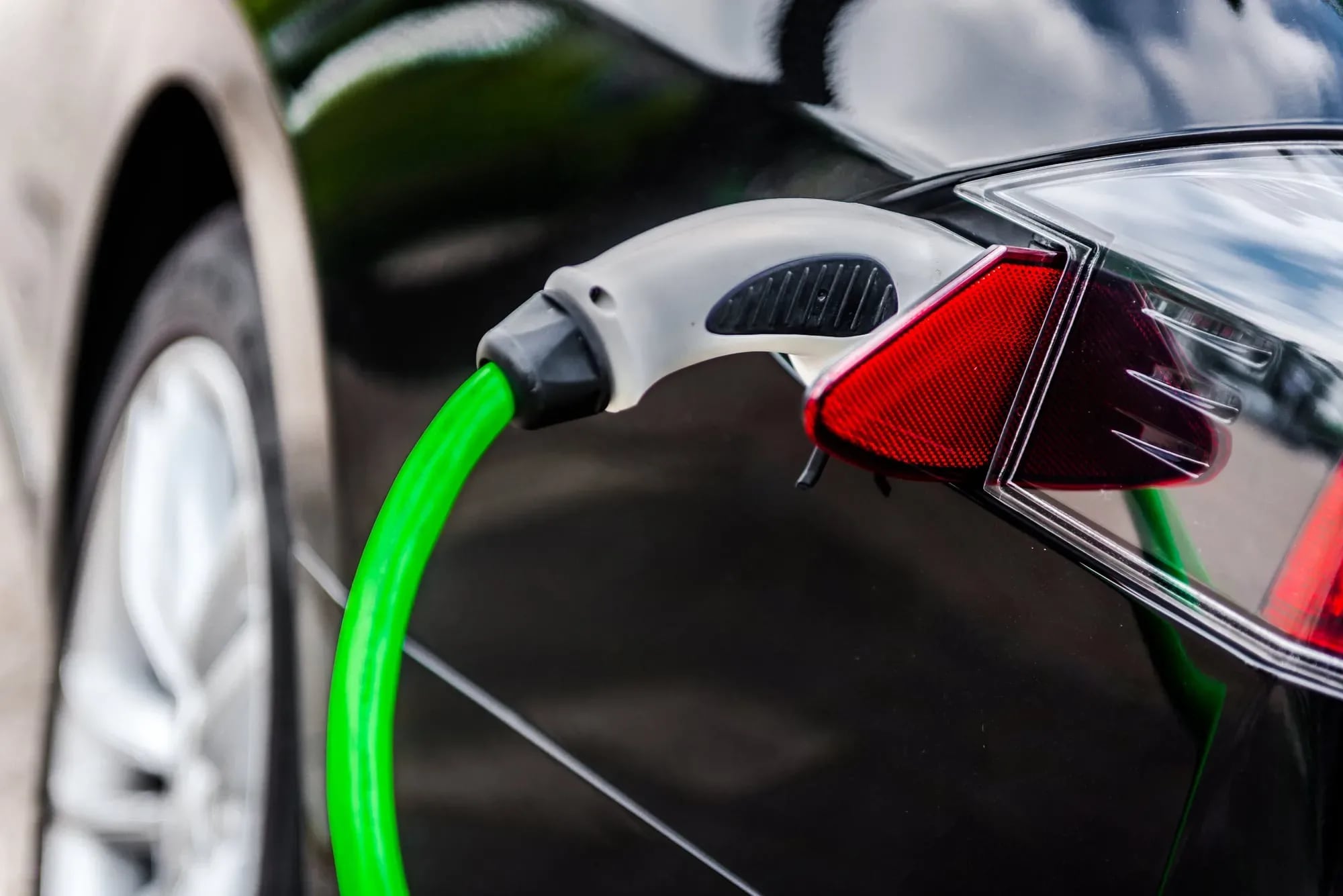 Nabíjačky pre elektromobily pod paľbou: Vzduch v ich okolí odhaľuje temnú stránku „zelenej“ revolúcie