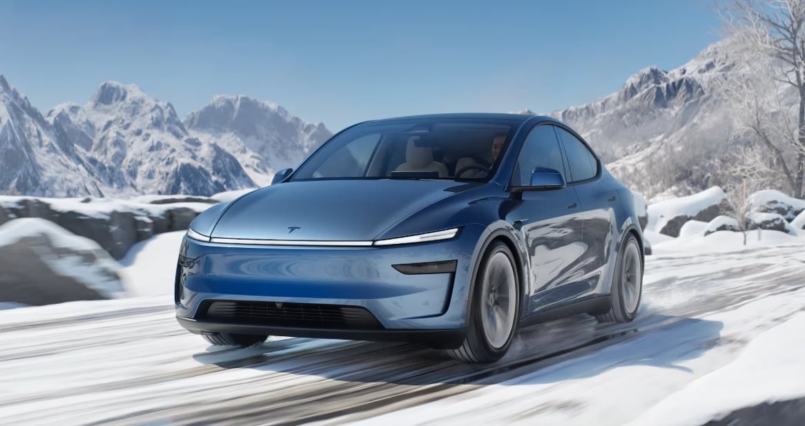 Tesla opäť v problémoch: Autopilot sa „zbláznil“, auto skončilo na koľajniciach pod vlakom