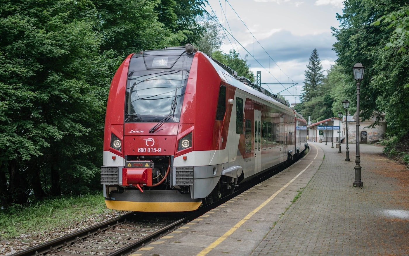ZSSK zaviedla novinku, ktorá poriadne rozčuľuje Slovákov: Cestujúci aj rušňovodiči hovoria o chaosu a rizikách