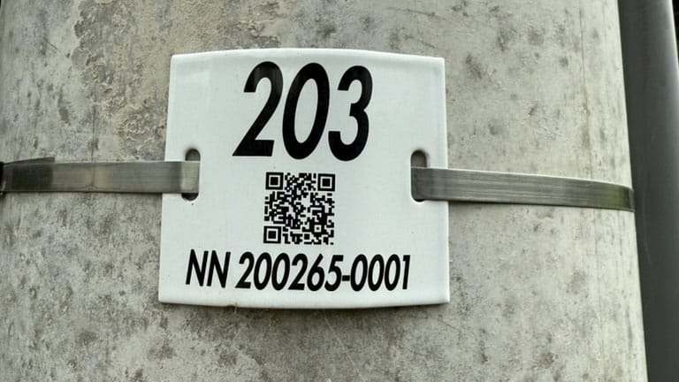 Tajomné QR kódy na stĺpoch elektrického vedenia: Revolúcia v riešení problémov alebo ďalšia záhada?