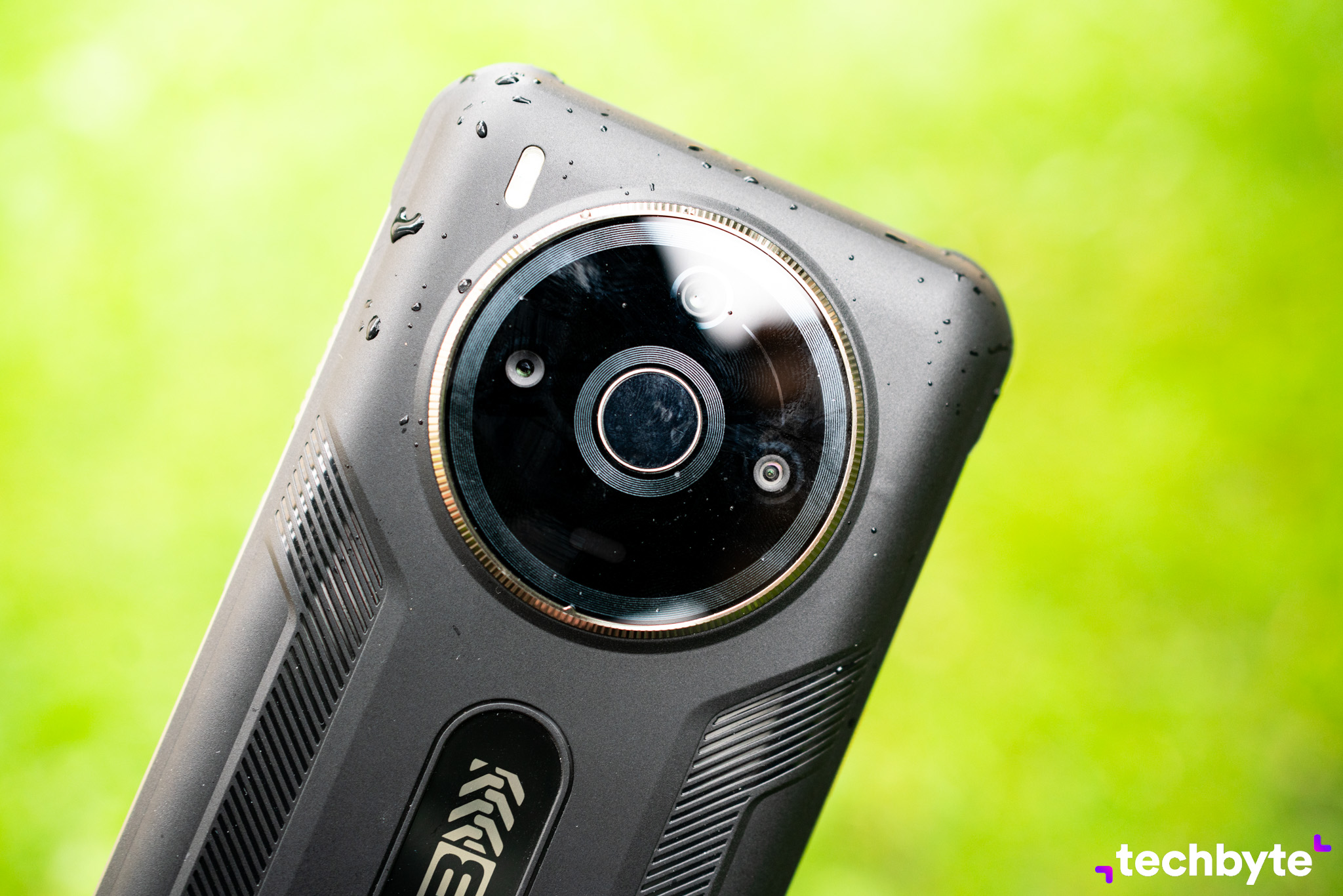 Nezničiteľný silák je tu: JCB Toughphone P20 zvládne všetko, od mrazu po oheň!