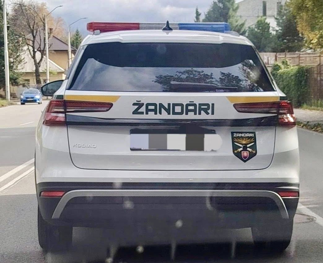 Žandári s novými autami: Rezort investoval tisíce do dizajnu polepov, verejnosť ostáva rozdelená