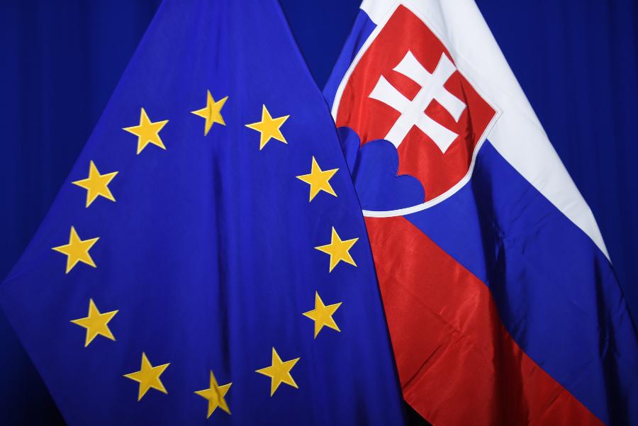 Fico varuje pred Bruselom: Ústava o dvoch pohlaviach vraj ohrozuje Slovensko, EÚ zatiaľ mlčí