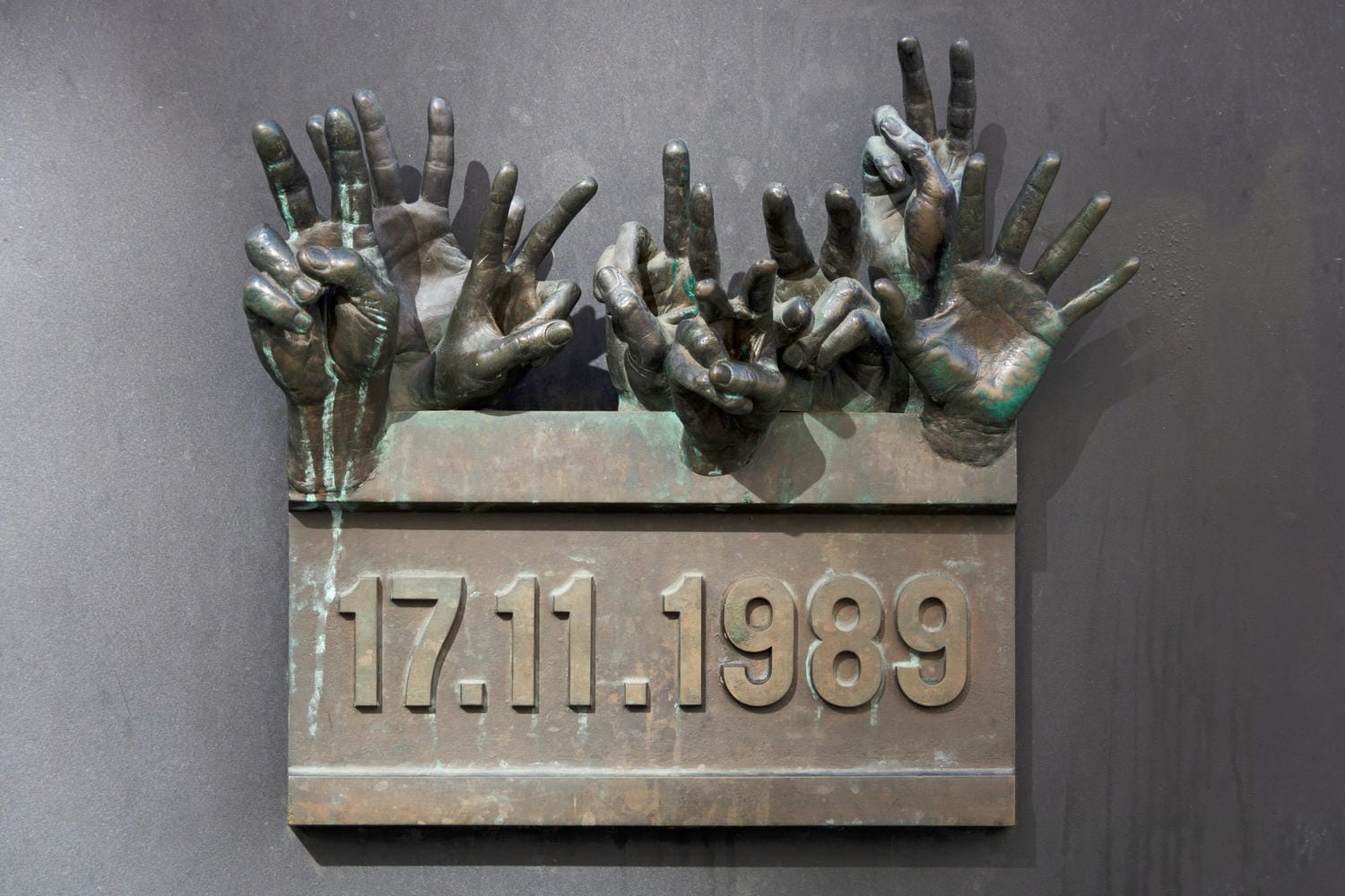 Telefóny pod prísnym dohľadom, roky čakania na linku: Ako 17. november otvoril dvere modernej komunikácii