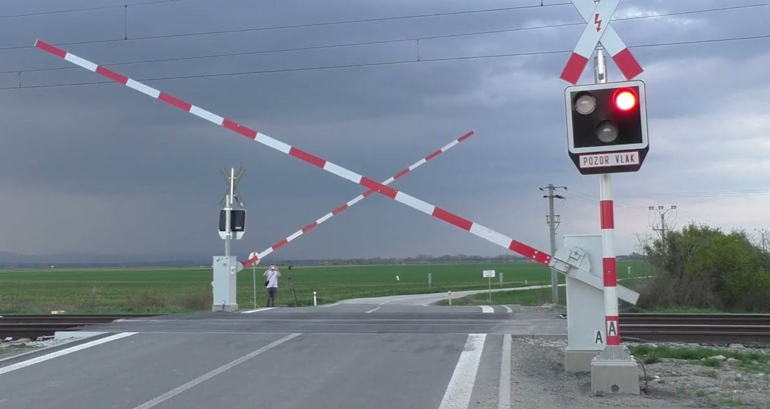 Extrémne prísna pokuta 200 € za „nevinné“ státie pri priecestí: Jediné zle prepnuté svetlo môže zruinovať vašu peňaženku