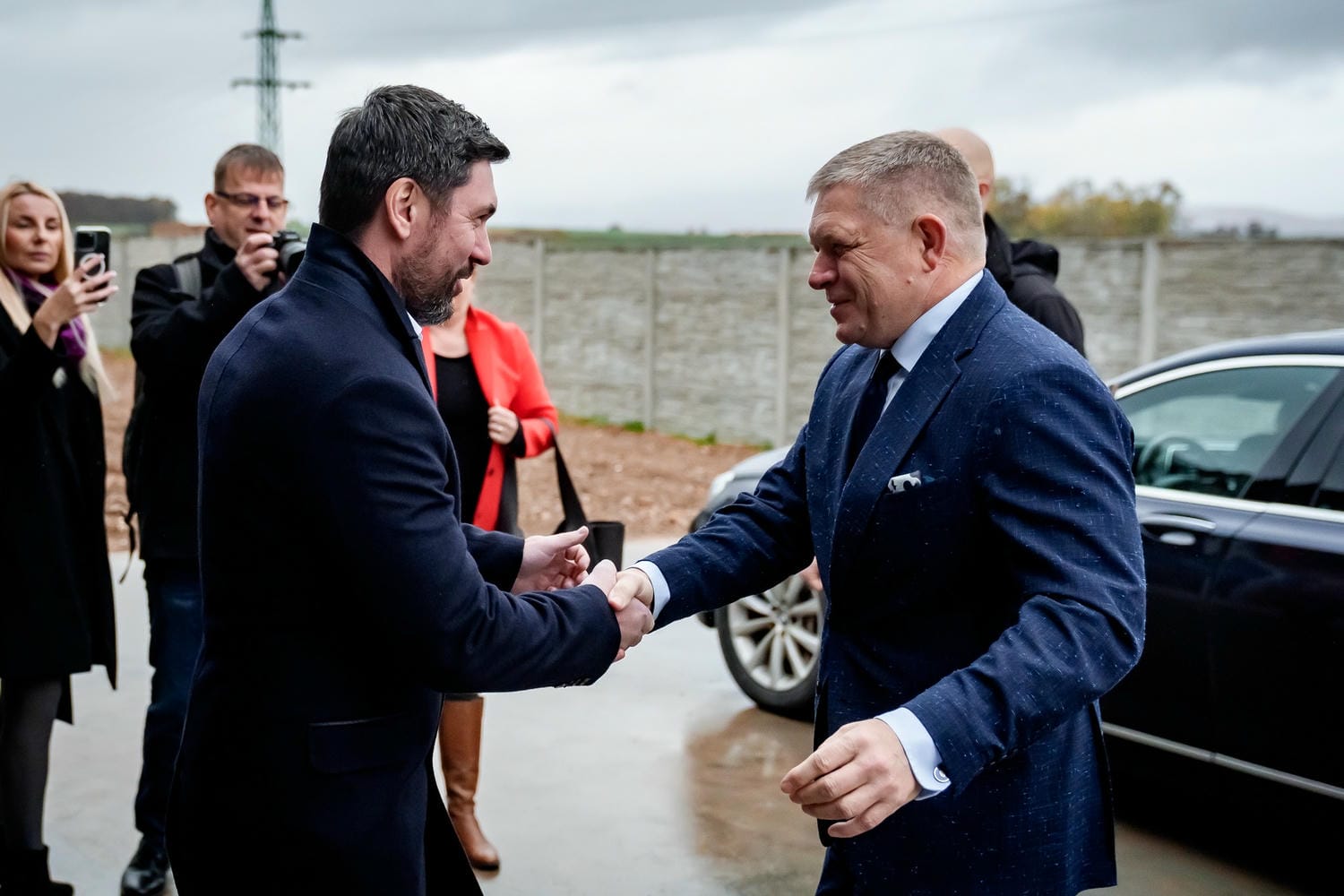 Štát rozdáva milióny na platy: Občania šetria, vláda míňa. Kde sa tieto peniaze našli?