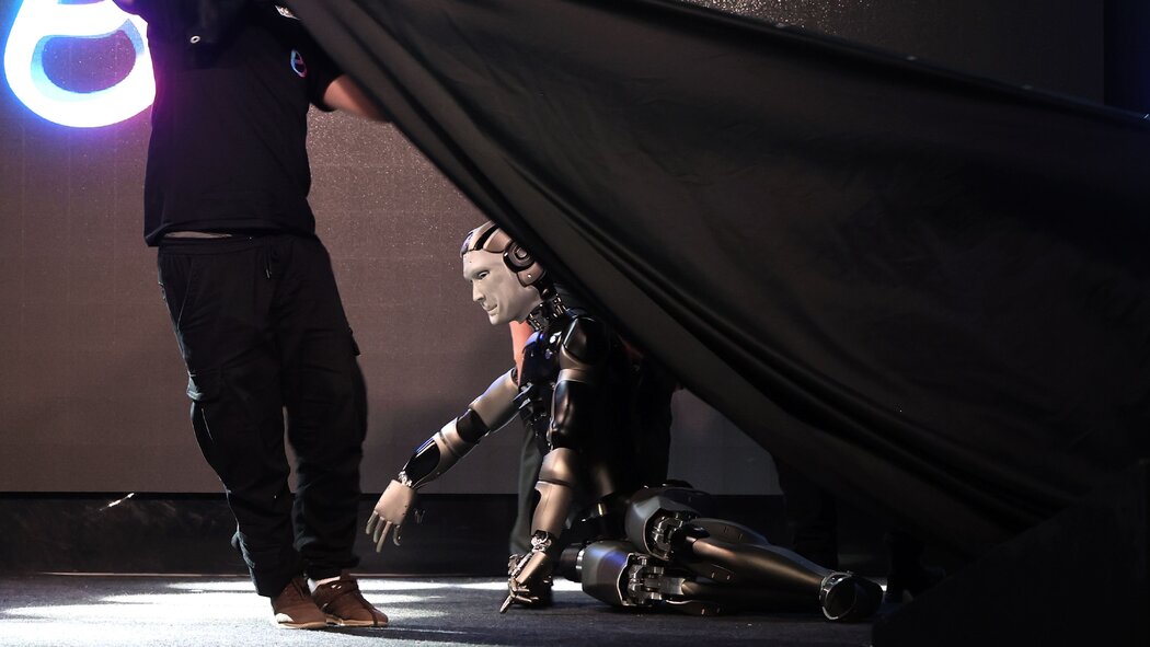 Rusko opäť na smiech: Predstavili robota budúcnosti, no skončil na zemi ako lacný vtip