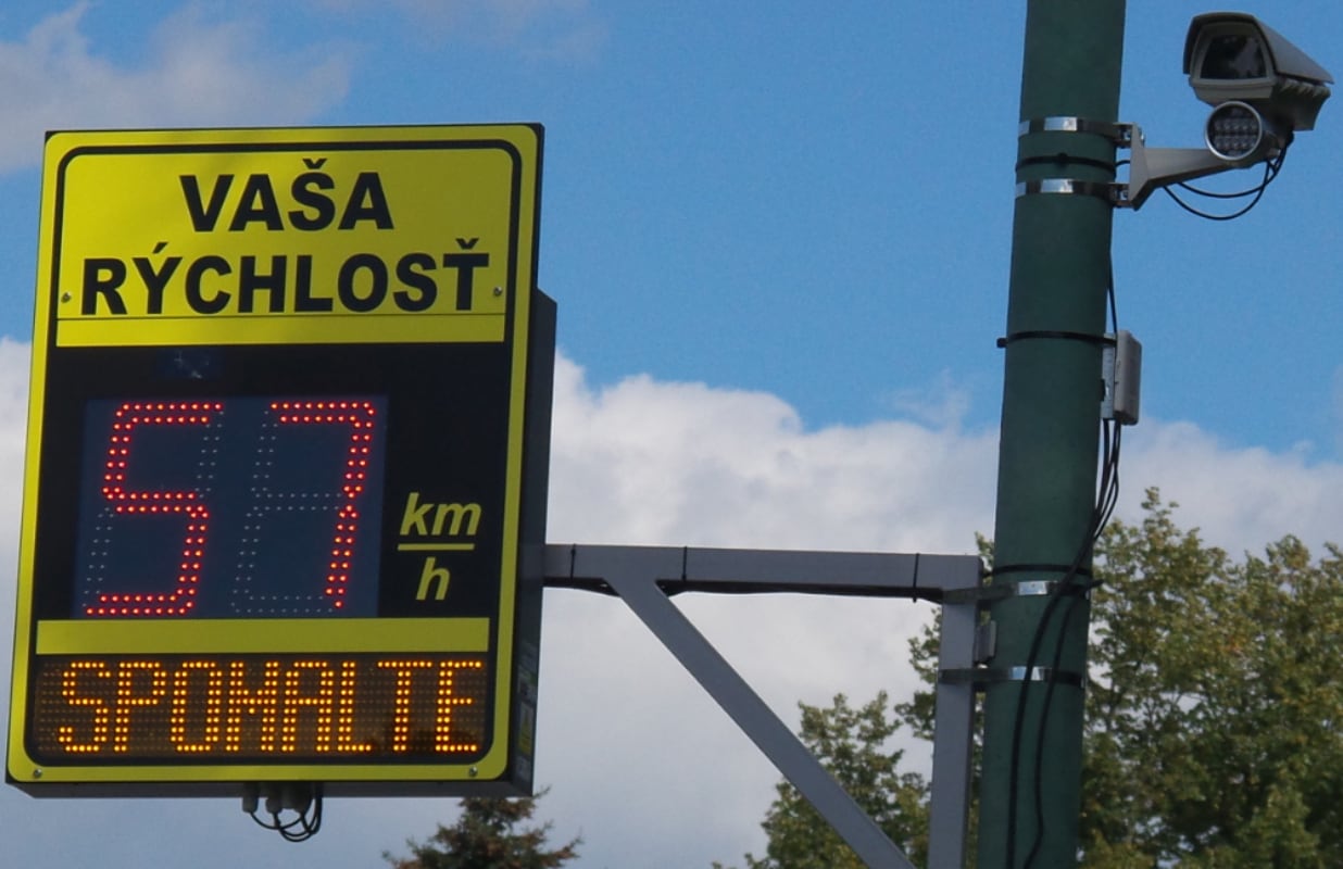 Nové tabule na cestách: Simulujú blesk radaru a ukazujú ŠPZ, vodiči zažívajú šok!