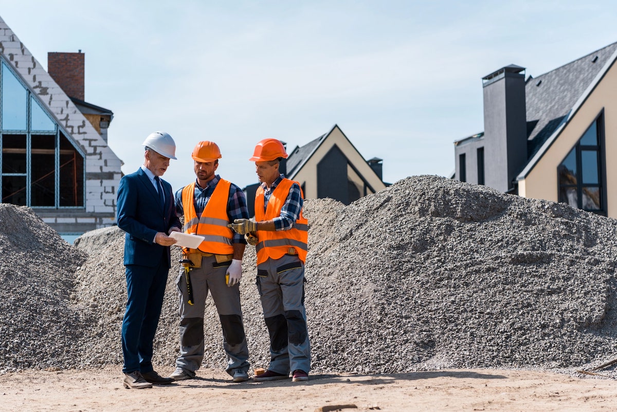 Toto je skrytý dôvod, prečo na Slovensku pribúdajú čierne kôlne a ploty. Nový zákon ľudí tlačí do risku, poslanci chystajú zmenu