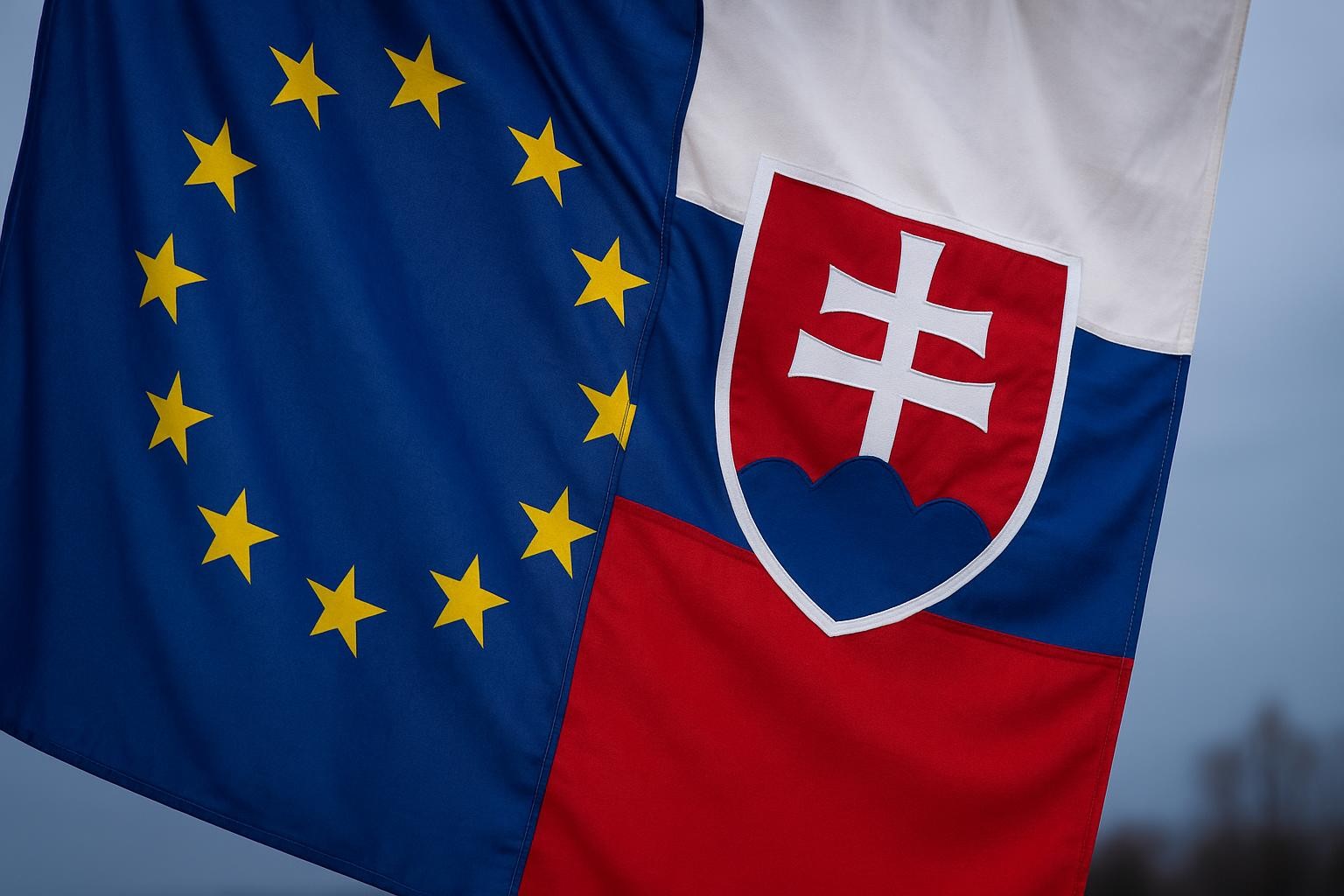 Eurobarometer: Slováci dôverujú Európskej únii viac než vláde, podpora stúpla na 54 percent